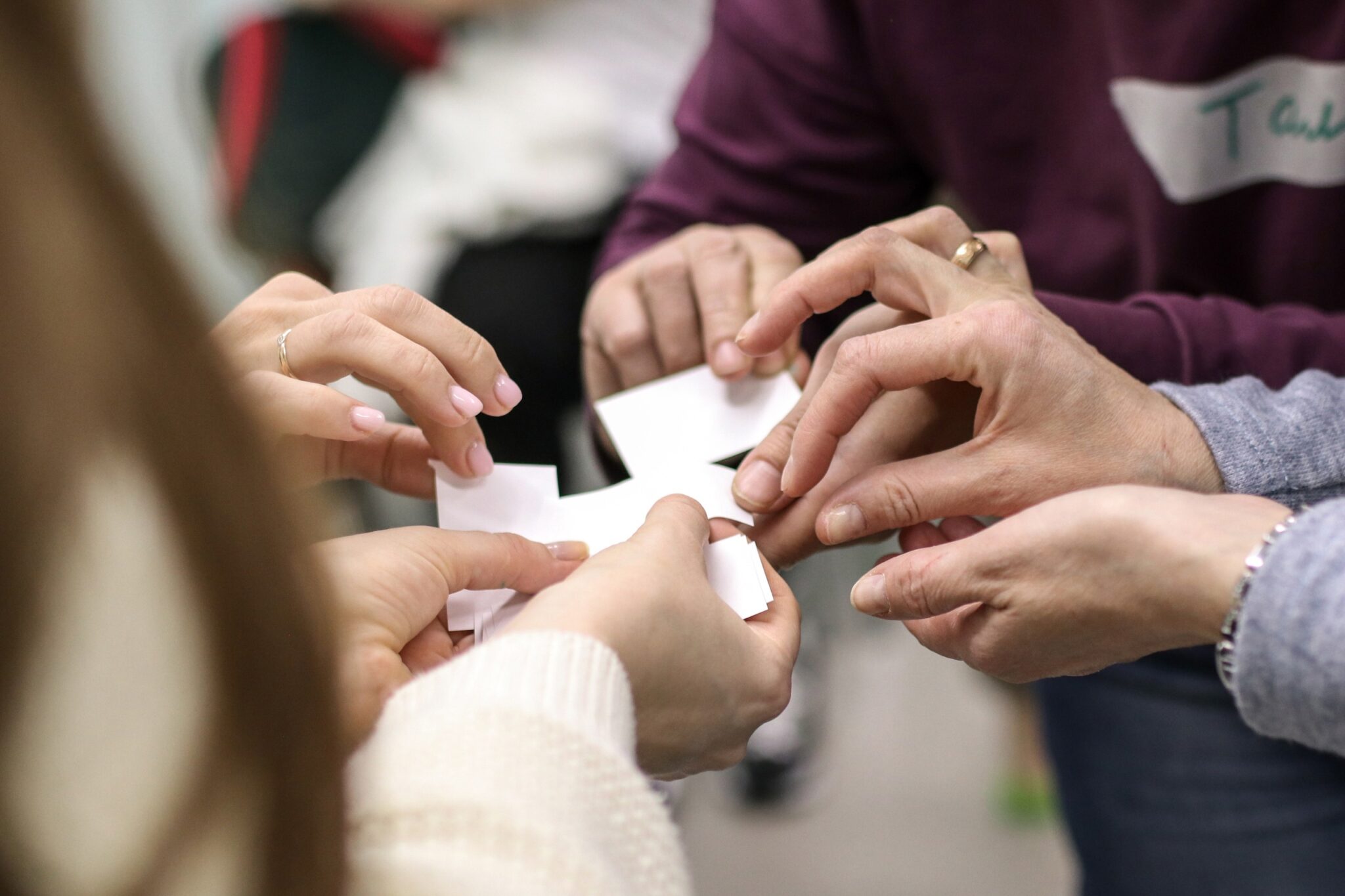 Психологические тренинги для детей. Обучение взрослых людей. Семинар-тренинг для педагогов. Девушка выбирает украшение. Слайды по ипотечным предложениям.